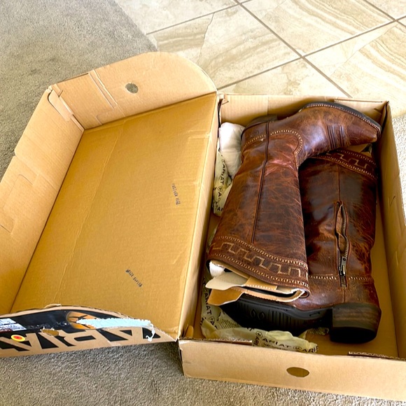Genuine Ariat cowboy boots - Picture 2 of 4